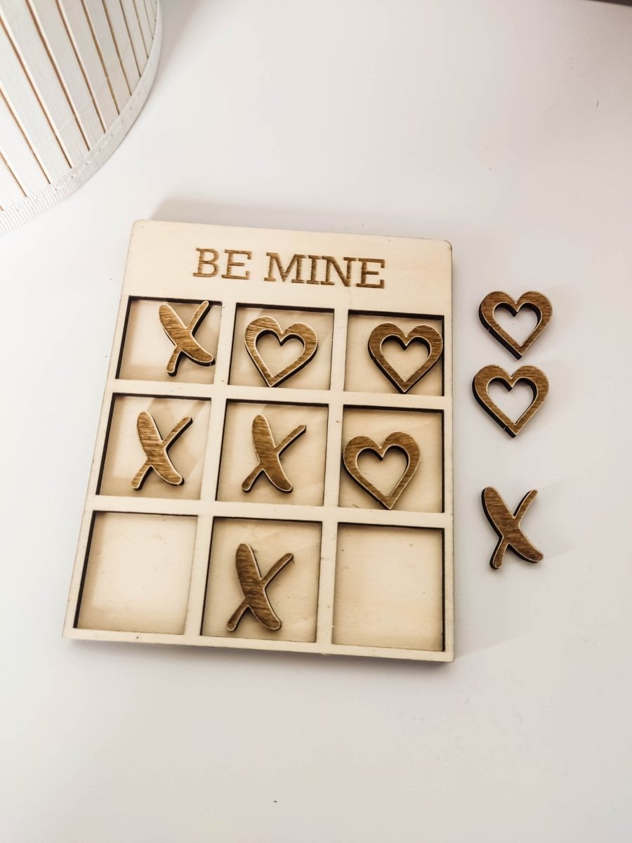 Tic Tac Toe Spiel aus Holz | Brettspiel mit Herzen | Holzspiele für Paare | Geschenke für Valentinstag - Prami's