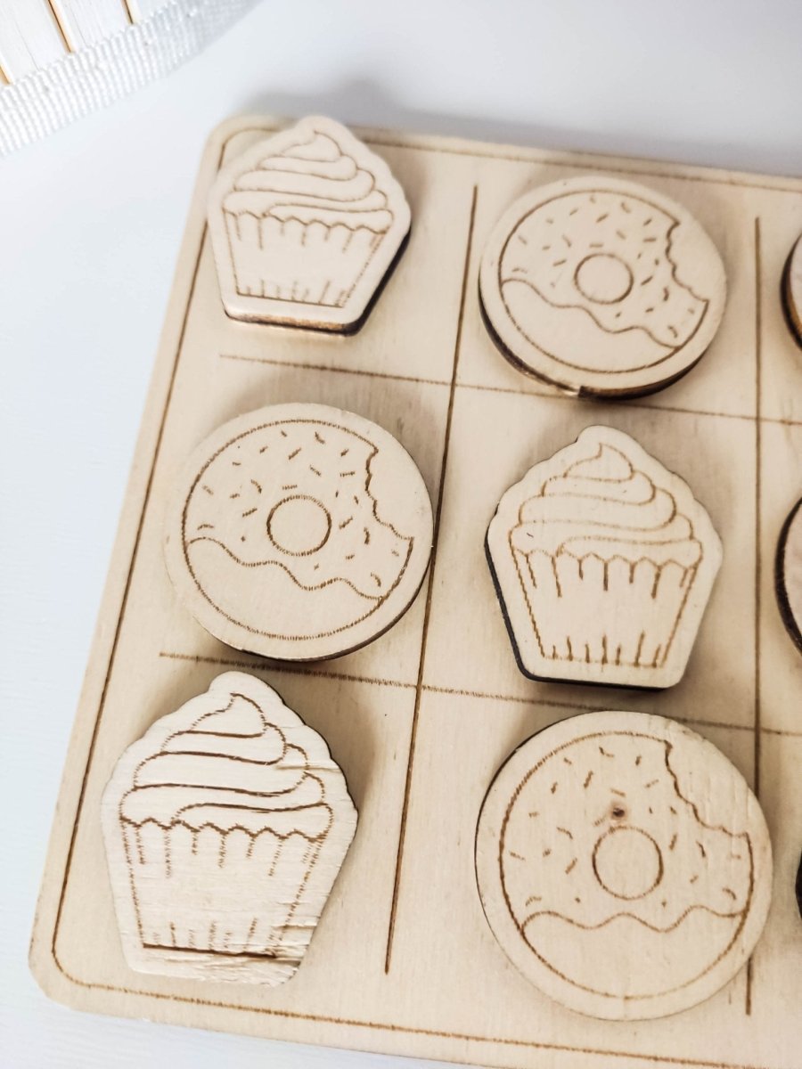Tic Tac Toe Spiel "Donut & Cupcake" aus Holz | Brettspiel mit süßen Figuren | Holzspiele für Familie - Prami's