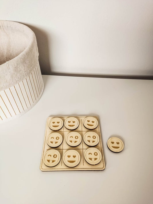 Tic Tac Toe Spiel "Emoji" aus Holz | Brettspiel mit süßen Figuren | Holzspiele für Familie - Prami's