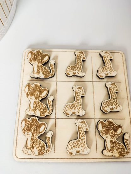 Tic Tac Toe Spiel "Giraffe & Leopard" aus Holz | Brettspiel mit süßen Tier Figuren | Holzspiele für Familie - Prami's
