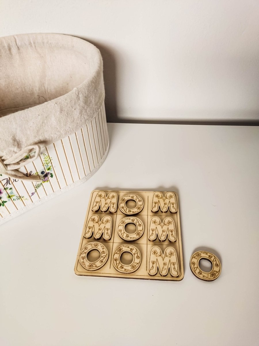 Tic Tac Toe Spiel "MOM" aus Holz | Brettspiel mit süßen Figuren | Holzspiele für Familie | Geschenke für Mütter - Prami's
